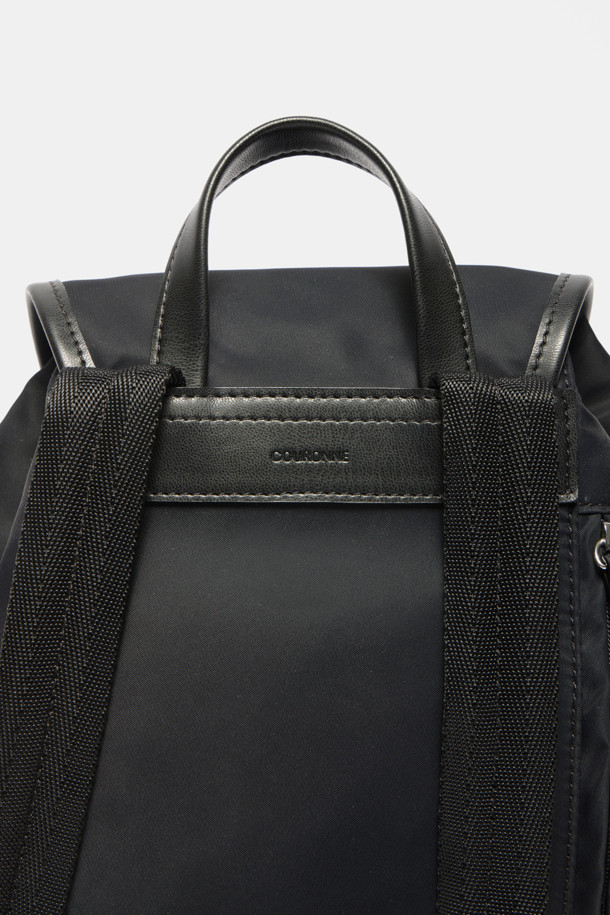 Buttony 백팩 24 나일론은 여성용 가방으로, 미니멀, 클래식, 시크한 스타일을 연출합니다. 부드러운 곡선 실루엣과 구조적 디테일, 자연스러운 볼륨감이 특징이며, 블랙 컬러의 무지 디자인으로 어떤 룩에도 잘 어울립니다. 나일론, 합성가죽, 소가죽 소재가 사용되었으며, 실버 하드웨어와 버클, 버튼 장식이 돋보입니다. 24 사이즈의 사각형 가방으로, 데이트룩, 카페룩, 쇼핑룩에 적합하며, 외부 및 내부 포켓을 갖춰 수납력을 높였습니다.
