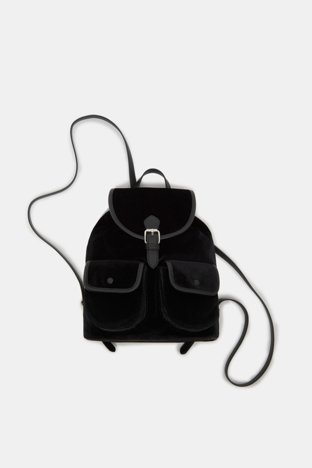 블랙 벨벳 소재의 Buttony 백팩 24 벨벳은 미니멀하고 모던한 스타일을 추구하는 여성들을 위한 백팩입니다. 24 사이즈로, 출근룩과 모임룩 모두에 잘 어울립니다. 사각 디자인에 버튼 디테일이 포인트로 들어가 있으며, 숄더 스트랩으로 편안하게 착용할 수 있습니다. 클래식하고 시크한 스타일을 연출하기 좋으며, 일상생활에서 활용하기 좋은 실용적인 가방입니다.
