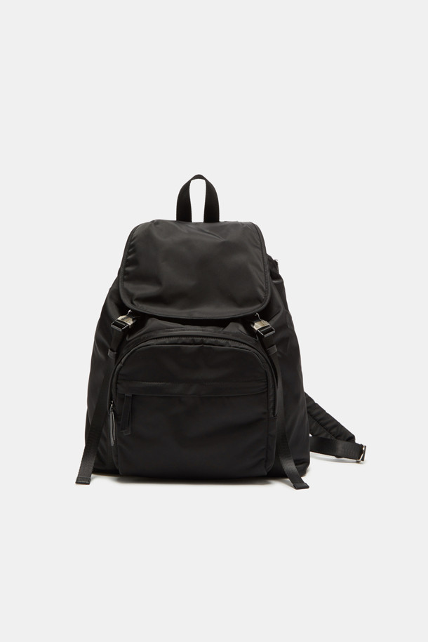 Mova 백팩 34는 남녀 모두 사용 가능한 미디엄 사이즈의 사각 백팩입니다. 블랙 색상의 무지 패턴으로 미니멀, 캐주얼, 클래식 스타일을 연출하며, 여행룩에 잘 어울립니다. 13인치, 16인치 노트북 및 태블릿을 수납할 수 있으며, 분리형 수납 파우치와 전면 지퍼 포켓이 있어 실용적입니다. 나일론 소재에 지퍼와 버클 디자인 장식이 더해졌으며, 조절 가능한 스트랩과 지퍼형 잠금 방식으로 편리함을 더했습니다. 일상 및 여행 시 유용하게 사용할 수 있습니다.
