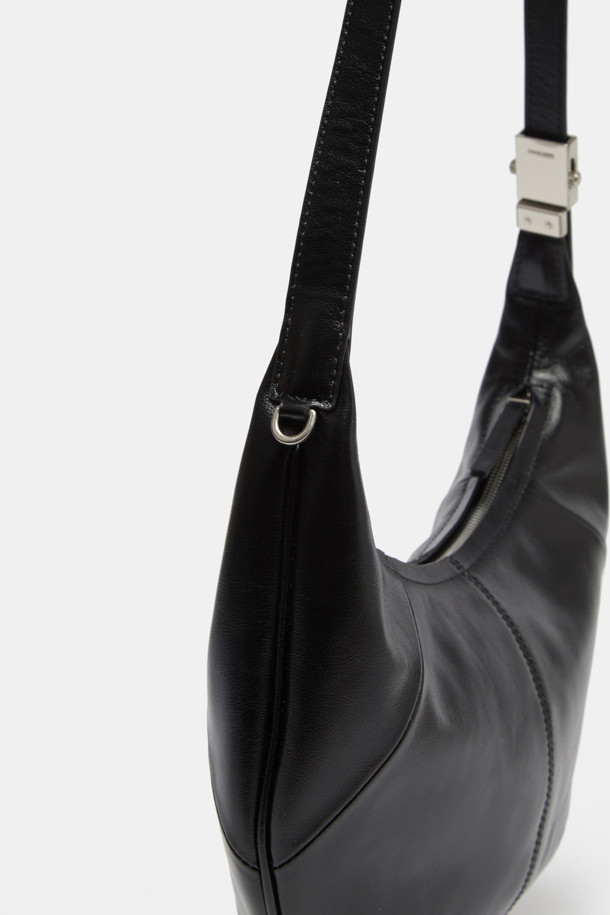 Faugeres 크로스 31은 여성스러운 매력을 더하는 스몰 사이즈의 크로스백입니다. 부드러운 소가죽 소재에 크링클 엠보싱 텍스처를 더해 고급스러움을 강조했으며, 블랙, 커스터드, 그라운드 커피 세 가지 컬러로 만나볼 수 있습니다. 내부 지퍼 포켓과 오픈 포켓, 조절 가능한 스트랩으로 실용성을 높였으며, 바디에 밀착되어 편안한 착용감을 선사합니다. 반원 형태의 디자인에 D-링 장식으로 포인트를 주었으며, 그라운드 커피 컬러에는 골드 하드웨어, 다른 컬러에는 실버 하드웨어를 사용하여 각 컬러의 매력을 더했습니다. 데이트룩, 쇼핑룩 등 다양한 스타일에 미니멀, 클래식, 시크한 무드를 연출해보세요.
