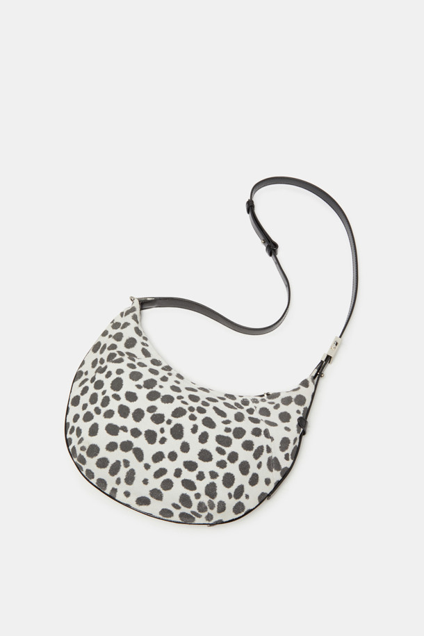 파고레스 크로스 31 밤비는 여성용 크로스백으로, 블랙과 화이트 두 가지 색상으로 만나볼 수 있습니다. 부드러운 가죽 소재에 귀여운 도트 및 애니멀 패턴이 돋보이며, 미디엄 사이즈로 제작되어 실용성을 더했습니다. 사각형 쉐입에 지퍼형 잠금 방식으로 소지품을 안전하게 보관할 수 있으며, 숄더 스트랩으로 편안하게 착용 가능합니다. 데이트룩, 모임룩 등 특별한 날은 물론, 미니멀, 시크 스타일에 맞춰 일상에서도 세련되게 연출할 수 있습니다.
