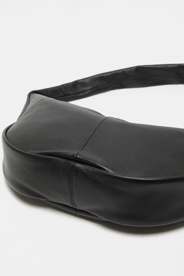 Faugeres Bow Cross 47 (포게르 보우 크로스 47)는 부드러운 소가죽 소재의 미디엄 사이즈 여성용 크로스백입니다. 자연스러운 캐주얼 스타일로, 리본 장식이 돋보이는 사각 쉐입의 디자인이 특징입니다. 숄더백 또는 크로스백으로 활용 가능하며, 2way 착용으로 다양한 연출이 가능합니다. 내부 포켓 1개와 11인치 iPad 수납이 가능하여 실용성을 더했습니다. 데이트룩 또는 쇼핑룩에 잘 어울리며, 미니멀, 캐주얼, 클래식 스타일을 즐기는 분들께 추천합니다.
