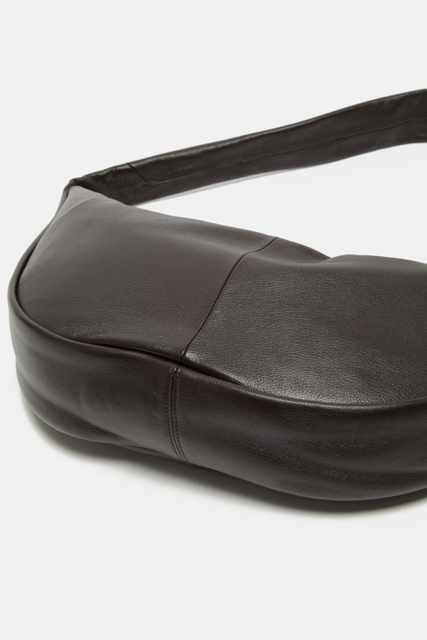 파고레스 보우 크로스 47는 부드러운 소가죽 소재의 미디엄 사이즈 여성 가방입니다. 자연스러운 폴딩 디자인과 리본 장식이 돋보이며, 내추럴 레더톤과 실버 컬러로 출시되었습니다. 숄더 및 크로스 형태로 착용 가능하며, 내부 포켓 1개와 함께 아이패드 11인치, 아이패드 미니, 아이폰, 맥북 프로까지 수납할 수 있어 실용적입니다. 심플하고 캐주얼한 실루엣으로 데이트룩, 쇼핑룩 등 다양한 일상 스타일에 클래식, 미니멀, 캐주얼 무드로 연출할 수 있습니다. 2way 스트랩으로 다양한 스타일을 연출할 수 있으며, 넉넉한 수납공간을 제공합니다.
