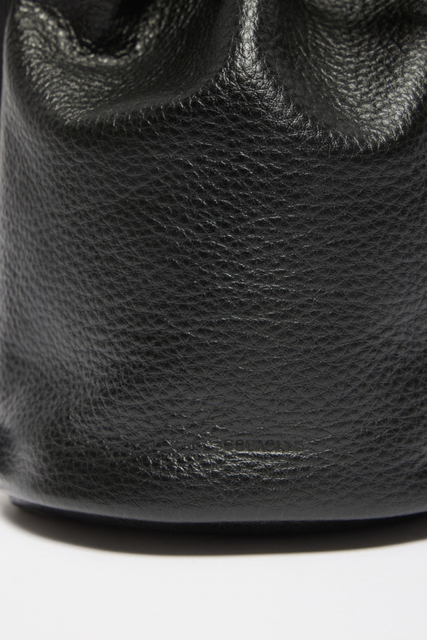 Bilo Cross 15 (빌로 크로스 15) 여성 가방입니다. 부드러운 소가죽 소재의 블랙 컬러 버킷백으로, 미니멀하고 클래식한 스타일을 연출합니다. 버클과 실버 하드웨어 장식이 포인트이며, 조임용 끈으로 간편하게 잠글 수 있습니다. 2-way 착용 가능하며, 탈부착 가능한 크로스 스트랩과 내부 오픈 포켓을 갖춰 실용성을 더했습니다. 사용할수록 자연스러운 멋이 더해지는 데일리 백입니다.
