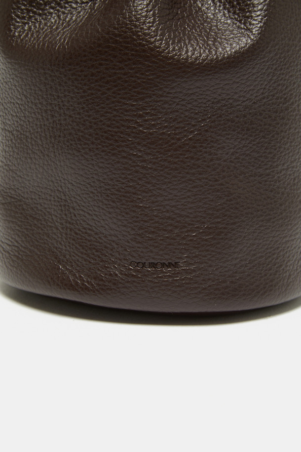 빌로 크로스 15는 부드러운 소가죽 소재에 실버 하드웨어 버클 장식으로 포인트를 준 여성 가방입니다. 15 사이즈로, 토트백과 크로스백 두 가지 스타일로 연출 가능한 2way 디자인이며, 탈부착 가능한 크로스 스트랩과 토트 핸들이 있어 실용적입니다. 내부에는 오픈 포켓 1개가 있으며, 조임용 끈으로 간편하게 여닫을 수 있습니다. 데이트룩, 쇼핑룩 등 다양한 TPO에 클래식, 미니멀, 시크한 스타일을 더해줍니다. 사용할수록 가죽 특유의 자연스러운 멋을 느낄 수 있는 가방입니다.
