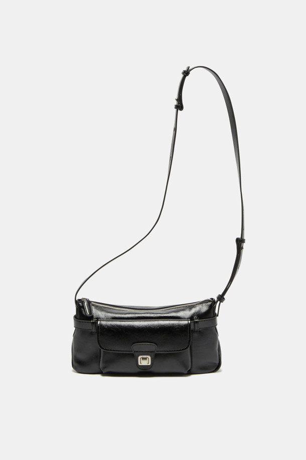 노아 포켓 크로스 31은 라미네이트 가죽과 옥스포드 코튼 소재로 제작된 여성용 크로스백입니다. 블랙, 브라운, 카멜 세 가지 색상으로 출시되었으며, 미니멀하고 모던한 스타일을 추구합니다. 사각형 디자인에 실버 하드웨어 장식이 더해졌으며, 생활 방수 기능과 내부 지퍼 포켓, 탈부착 가능한 스트랩으로 실용성을 높였습니다. 2way 착용이 가능하며, 출근룩과 모임룩에 모두 잘 어울리는 아이템입니다.
