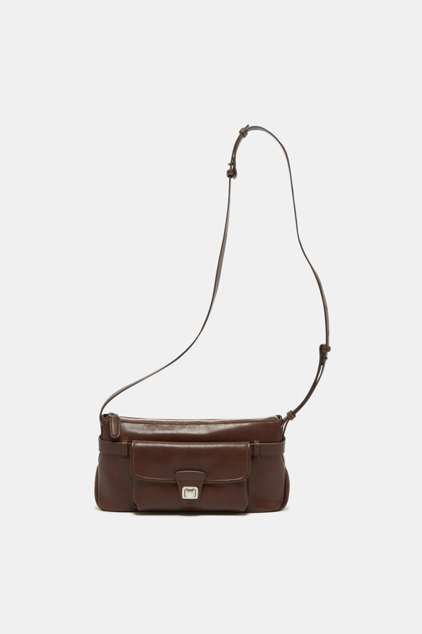 Noa 포켓 크로스 31은 여성 고객을 위한 미니멀하고 시크한 스타일의 크로스백입니다. 블랙, 브라운, 카멜 세 가지 색상으로 출시되었으며, 천연 가죽 소재에 실버 하드웨어 장식으로 포인트를 더했습니다. 옥스포드 원단 안감과 내부 지퍼 포켓, 탈부착 가능한 크로스 스트랩으로 실용성을 높였으며, 2way 착용이 가능합니다. 사각 쉐입에 생활 방수 기능을 갖춰 출근룩과 모임룩 등 일상생활에서 폭넓게 활용할 수 있습니다. 라미네이팅 처리, 스크래치 방지, 내구성 강화, 관리 용이한 특징을 갖춘 가방입니다.
