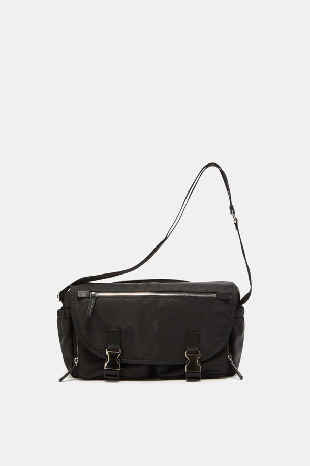 모바 메신저 크로스 36은 미디엄 사이즈의 사각 메신저백으로, 나일론과 폴리우레탄 소재로 제작되어 내구성이 뛰어납니다. 블랙 컬러의 무지 디자인으로, 미니멀, 시크, 캐주얼 스타일을 연출하기 좋습니다. 13인치 아이패드 수납이 가능하며, 멀티 수납 공간과 탈부착 가능한 멀티 파우치를 통해 수납력을 높였습니다. 도시적인 무드를 자아내며, 탈부착 가능한 카라비너와 지퍼 디자인으로 실용성을 더했습니다. 일상 및 여행룩에 모두 잘 어울리는 유니섹스 디자인의 메신저백입니다.
