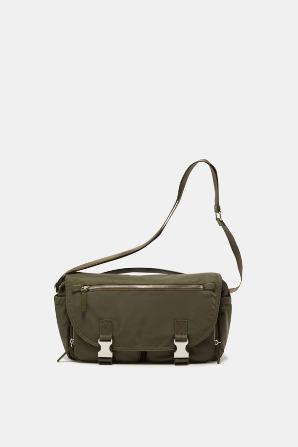 Mova 메신저 크로스 36은 남녀공용으로, 미니멀, 캐주얼, 시티보이 스타일을 즐기는 분들을 위한 가방입니다. 나일론과 폴리우레탄 소재로 제작되어 튼튼하며, 13인치 사이즈의 미디엄 크기로 넉넉한 수납 공간을 제공합니다. 무지 디자인에 실버 하드웨어 장식으로 포인트를 더했으며, 탈부착 가능한 멀티 파우치/지갑 분리가 가능합니다. 여행룩, 출근룩 등 다양한 TPO에 활용하기 좋으며, 전면 및 후면 지퍼 포켓, 우측 포켓, 내부 포켓 등 넉넉한 수납 공간을 갖춘 실용적인 사각 메신저백입니다. 지퍼형 잠금 방식으로 소지품을 안전하게 보관할 수 있습니다.
