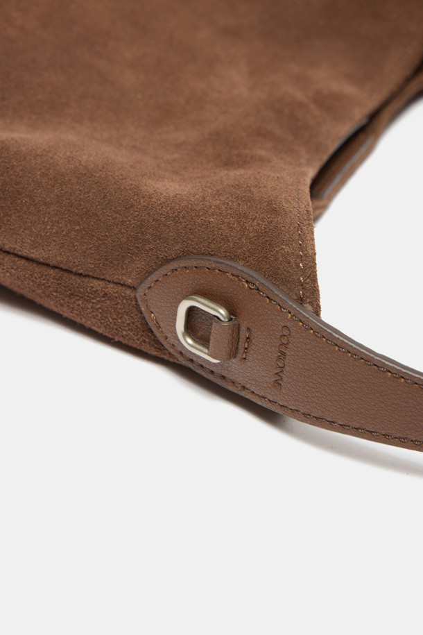 Faugeres 태슬 크로스 23은 부드러운 스웨이드 소재로 제작된 여성용 미디엄 사이즈 크로스백입니다. 캐주얼, 미니멀, 클래식 스타일에 잘 어울리며, 브라운 컬러와 무지 패턴으로 세련된 멋을 더합니다. 반원 형태의 가방 디자인에 태슬 장식이 포인트로 더해져 유니크함을 강조합니다. 지퍼형 잠금 방식으로 소지품을 안전하게 보관할 수 있으며, 숄더 스트랩과 크로스백 스트랩으로 다양한 스타일 연출이 가능합니다. 일상생활에서 편안하게 사용할 수 있는 실용적인 가방입니다.
