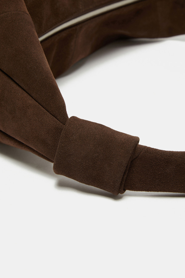 Faugeres Bow Cross 47 Suede (포게르 보우 크로스 47 스웨이드)는 부드러운 터치감의 스웨이드 소재로 제작된 여성용 크로스백입니다. 다크브라운 컬러의 미디엄 사이즈 반원 형태 가방으로, 리본과 메달 지퍼 장식이 돋보입니다. 내부 포켓 1개와 조절 가능한 스트랩이 있어 실용적이며, 11인치 아이패드 수납이 가능합니다. 숄더/크로스 2way 방식으로, 데이트룩이나 카페룩, 클래식, 미니멀, 걸리시 스타일 모두에 잘 어울립니다. 자연스러운 패티나 형성이 특징이며, 수분이나 마찰에 의해 이염될 수 있으니 주의하여 사용하십시오.
