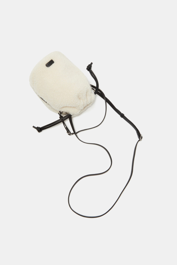 세련된 여성스러움을 강조하는 Bilo Cross (비로 크로스) 15 퍼 버킷백입니다. 부드러운 퍼와 은은하게 빛나는 실버 컬러의 조화가 돋보이며, 데이트룩, 모임룩, 연말 모임룩 등 다양한 TPO에 활용하기 좋습니다. 15 사이즈로 제작되어 소지품을 넉넉하게 수납할 수 있으며, 버클 장식과 조임용 끈으로 디자인의 완성도를 높였습니다. 2-way 디자인으로 크로스백 또는 토트백으로 활용 가능하며, 탈부착 가능한 크로스 스트랩과 내부 포켓이 실용성을 더합니다. FW 시즌, 클래식, 미니멀, 시크 스타일을 즐기는 여성에게 추천하는 가방입니다.
