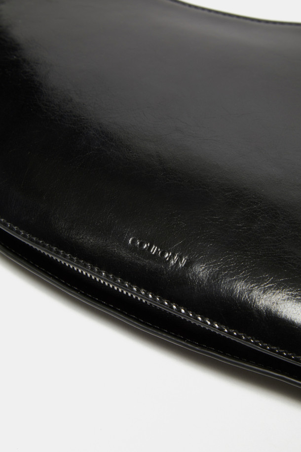 세련된 스타일을 완성해 줄 루나 숄더 29 (Luna Shoulder 29) 숄더백입니다. 부드러운 가죽 소재와 블랙 컬러, 미디엄 사이즈로 제작되어 데일리 가방으로 활용하기 좋습니다. 플랩 디자인과 마그네틱형 잠금 방식으로 실용성을 더했으며, 반원 모양과 버클 장식이 포인트가 되어 클래식, 미니멀, 시크 스타일을 연출하기 좋습니다. 오피스룩, 출근룩, 모임룩 등 다양한 TPO에 매치하여 세련된 스타일을 완성해 보세요.
