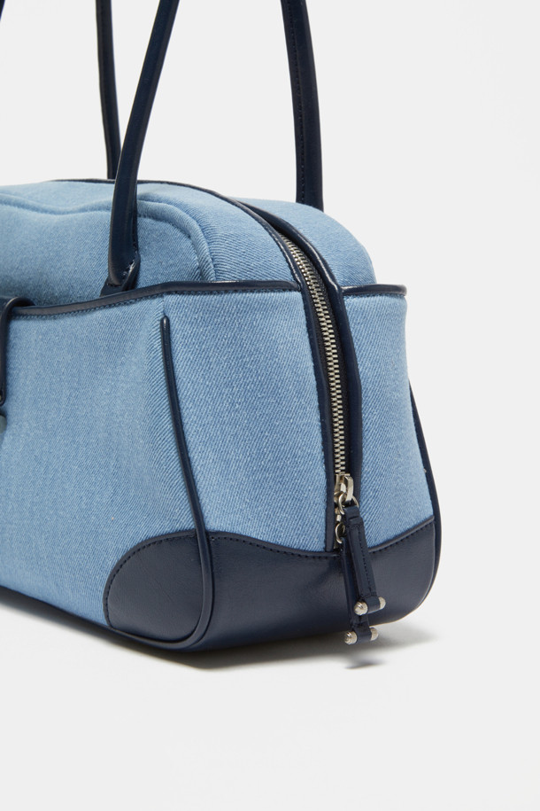 Vive 숄더 33 데님백은 여성 고객을 위한 미디엄 사이즈 숄더백입니다. 데님블루와 네이비 두 가지 색상으로 제공되며, 데님과 합성가죽 소재로 제작되어 캐주얼, 클래식, 미니멀 스타일을 모두 소화합니다. 사각형 쉐입에 지퍼형 잠금 방식으로 내용물을 안전하게 보관하며, 투톤 디자인과 더블 핸들로 포인트를 더했습니다. 데이트룩, 출근룩, 모임룩 등 다양한 TPO에 활용 가능합니다.
