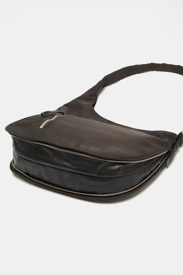 "루나 숄더 44 나일론" 숄더백은 여성 고객을 위해 디자인되었습니다. 브라운과 다크브라운 두 가지 색상으로 제공되며, 심플한 디자인과 무지 패턴이 특징입니다. 라지 사이즈의 반원 형태 가방으로, 지퍼형 잠금 방식으로 내용물을 안전하게 보관할 수 있습니다. 나일론 소재로 제작되어 튼튼하며, 숄더백과 크로스백 두 가지 스타일로 연출 가능하여 출근룩과 모임룩에 모두 잘 어울립니다. 미니멀, 클래식, 캐주얼 스타일을 선호하는 분들께 추천합니다.
