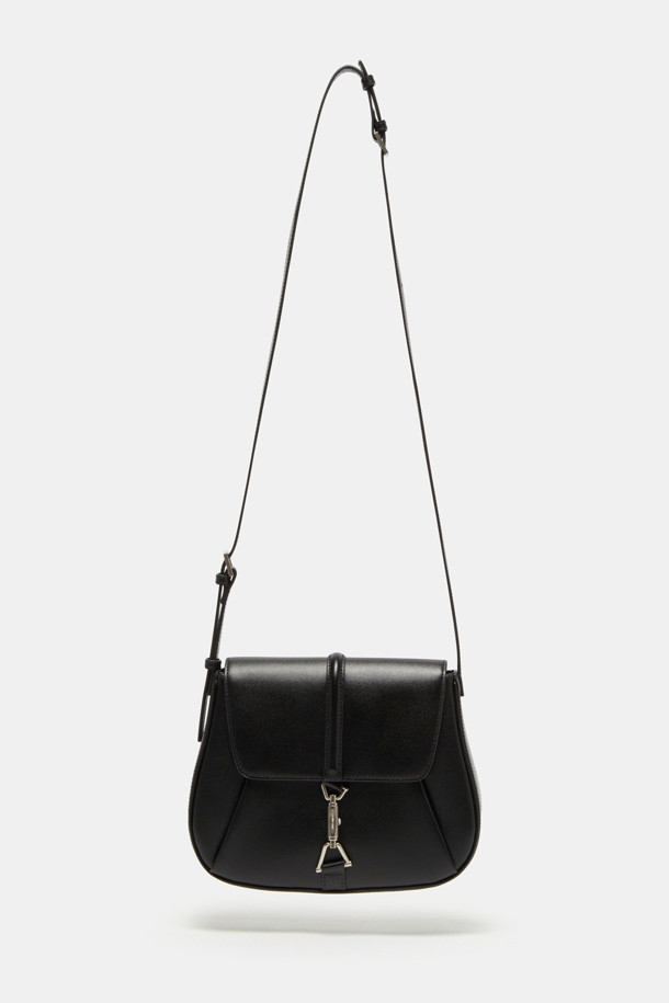 마농 숄더 25는 웨이브 엠보싱 패턴의 소가죽 소재 여성 숄더백입니다. 블랙 컬러로, 데이트룩, 쇼핑룩 등 다양한 TPO에 활용 가능하며, 클래식, 미니멀, 시크 스타일을 연출하기 좋습니다. 가방 전면에는 메달 하드웨어와 비대칭 삼각 링 장식이 더해져 세련된 포인트를 더합니다. 내부에는 앞면 오른쪽 포켓 1개와 뒷면 지퍼 포켓 1개가 있어 수납력을 높였으며, 숄더백, 크로스백, 토트백으로 활용 가능하며 길이 조절이 가능합니다. 실버 컬러 하드웨어로 마감되어 데일리백으로 손색없습니다.
