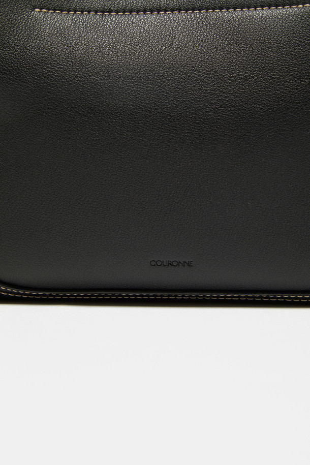 세느 이지 숄더 28은 미디엄 사이즈의 여성 숄더백입니다. 라미네이티드 레더와 혼방 소재로 제작되었으며, 부드러운 촉감과 내구성을 자랑합니다. 미니멀한 디자인에 실버 하드웨어, D링, 참 부착이 가능하며, 11인치 아이패드 수납이 가능합니다. 생활 방수, 방수 기능을 갖춰 실용적이며, 원핸들 숄더 스트랩과 크로스바디 스트랩 옵션, 다양한 착용 방식으로 데이트룩, 오피스룩, 모임룩 등 어떤 스타일에도 잘 어울립니다.
