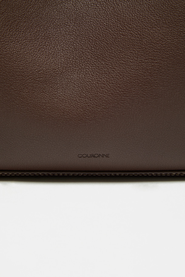 세느 이지 숄더 28은 여성용 미디엄 사이즈 숄더백으로, 라미네이팅 가죽과 혼방 소재로 제작되어 부드러운 텍스처와 감촉을 자랑합니다. 무지 디자인에 실버 하드웨어, D링, 참장식 부착 가능 디자인으로 클래식하고 미니멀한 스타일을 연출합니다. 스크래치 및 마모 방지 기능과 생활 방수가 가능하며, 내부 포켓 1개와 외부 포켓 1개, 그리고 크로스백으로도 활용할 수 있는 편리함을 갖췄습니다. 데이트룩, 쇼핑룩 등 일상에서 폭넓게 활용할 수 있는 베이직한 디자인의 가방입니다.
