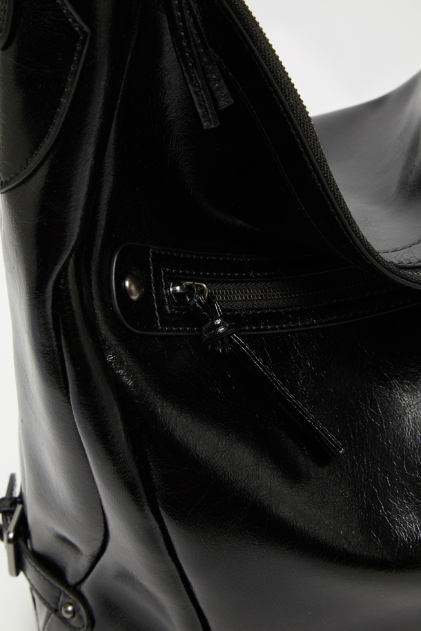 Hyper Zipper Shoulder 30 (하이퍼 지퍼 숄더 30)은 미니멀, 시크, 클래식 스타일을 추구하는 여성들을 위한 숄더백입니다. 검은색 나일론 소재로 제작되어 튼튼하며, 사각 모양에 지퍼 디자인으로 포인트를 주었습니다. 30 사이즈의 미디엄 크기로, 출근룩에 적합하며 수납 기능을 갖춰 실용적입니다. 숄더 스트랩과 지퍼형 잠금 방식이 특징이며, Hyper Zipper (하이퍼 지퍼) 시리즈의 제품입니다.
