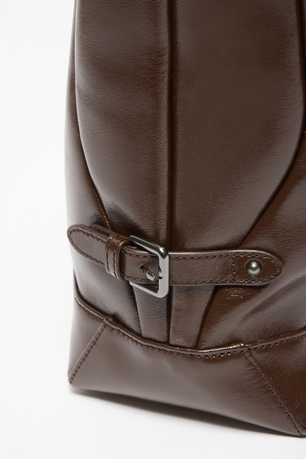 Hyper Zipper Shoulder 30 (하이퍼 지퍼 숄더 30)은 여성용 숄더백입니다. 브라운 컬러의 미디엄 사이즈 사각 숄더백으로, 무지 패턴의 합성가죽 소재로 제작되었습니다. 지퍼형 잠금 방식과 지퍼 디자인 장식이 특징이며, 숄더 스트랩으로 어깨에 편안하게 멜 수 있습니다. 오피스룩, 모임룩, 데이트룩 등 다양한 TPO에 클래식, 미니멀, 시크 스타일로 연출하기 좋습니다. 사이즈 조절이 가능하여 실용성을 더했습니다.
