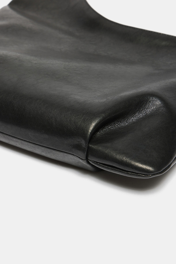 Faugeres 태슬 숄더 33은 여성용 숄더백입니다. 블랙 컬러의 가죽 소재로 제작되었으며, 미디엄 사이즈의 사각형 쉐입을 갖추었습니다. 무지 패턴에 태슬 장식이 포인트로 더해져 클래식, 미니멀, 시크 스타일을 연출합니다. 지퍼형 잠금 방식으로 내용물을 안전하게 보관할 수 있으며, 숄더 스트랩이 있어 오피스룩에 편안하게 코디할 수 있습니다. 일상용으로 활용하기 좋은 디자인입니다.
