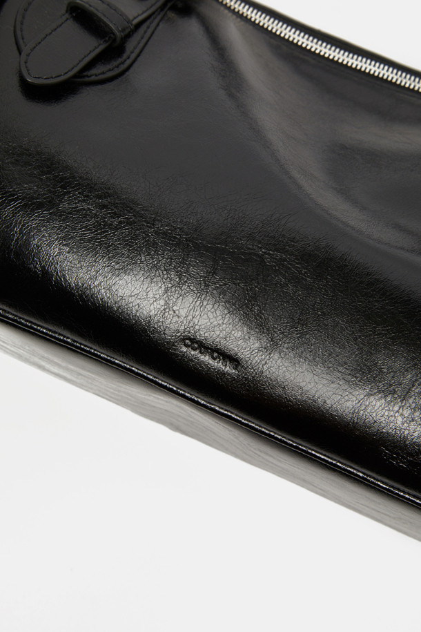 "Hyper 지퍼 숄더 39"는 부드러운 촉감과 자연스러운 광택이 돋보이는 레드 컬러의 여성 숄더백입니다. 13인치 미디엄 사이즈의 소가죽 소재로 제작되었으며, 입체적인 사각 디자인에 지퍼 디테일이 더해져 어반 스타일을 연출합니다. 더블 핸들 및 숄더 스트랩으로 다양한 연출이 가능하며, 넉넉한 수납공간과 태블릿 수납 기능으로 실용성을 높였습니다. 내부에는 오픈 포켓 1개와 지퍼 포켓 1개가 있어 소지품을 효율적으로 정리할 수 있으며, 출근룩과 모임룩에 클래식, 미니멀, 시크한 무드를 더해줍니다.
