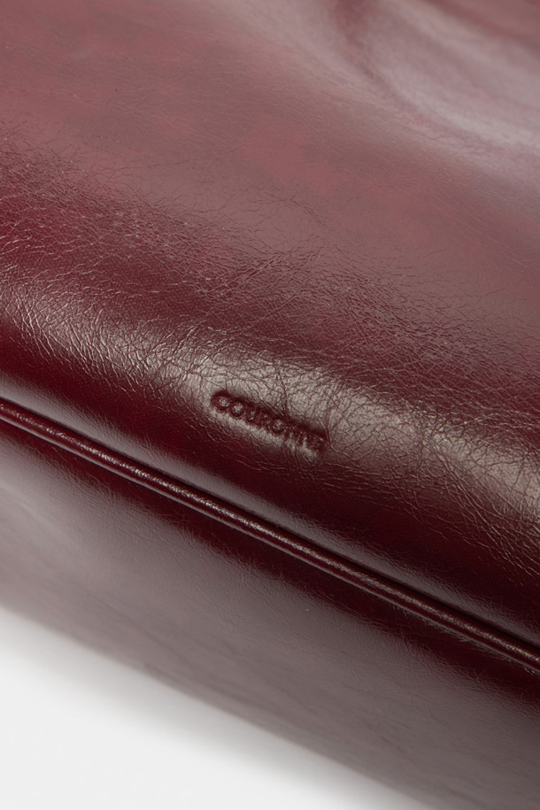 Hyper Zipper Shoulder 39 (하이퍼 지퍼 숄더 39)는 부드러운 소가죽 소재로 제작된 여성용 미디엄 사이즈 숄더백입니다. 모던하고 도시적인 무드를 연출하며, 레드 컬러와 무지 패턴이 세련된 감각을 더합니다. 세련된 디자인의 실버 하드웨어 지퍼 장식과 모던한 곡선 실루엣이 특징이며, 13인치 태블릿 수납이 가능합니다. 내부에는 태블릿을 안전하게 보호할 수 있는 공간과 내부 포켓, 지퍼 포켓이 있어 실용성을 높였으며, 출근룩과 모임룩에 활용하기 좋아 미니멀, 클래식, 시크 스타일을 즐겨 입는 분들께 추천합니다.
