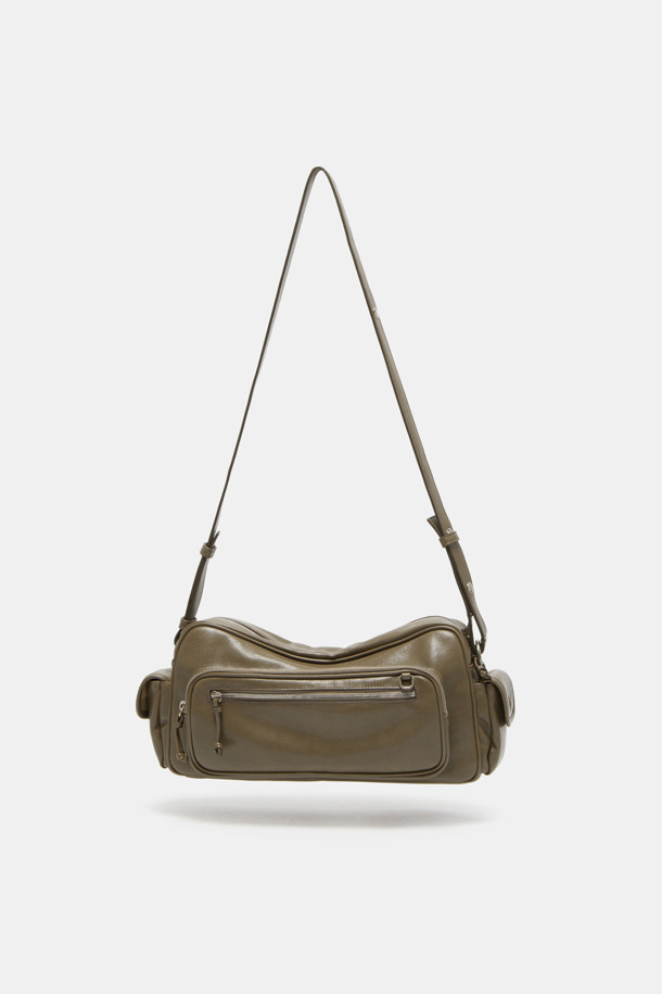 "하이퍼 지퍼 숄더 33"은 트렌디한 어반 무드를 연출하는 여성 숄더백입니다. 부드러운 합성가죽 소재에 실버 컬러와 무지 패턴으로 미니멀한 스타일을 강조했습니다. 자연스러운 주름 실루엣과 지퍼, 실버 하드웨어 장식이 세련된 포인트를 더하며, 33 사이즈로 넉넉한 수납 공간을 제공합니다. 숄더/크로스 2way 기능과 길이 조절 가능한 스트랩으로 실용성을 높였으며, 다수의 포켓(메인 앞 포켓 1개, 앞 지퍼 포켓 1개, 내부 오른쪽 포켓 1개)으로 소지품을 편리하게 정리할 수 있습니다. 캐주얼 룩에 특히 잘 어울리는 데일리 백입니다.
