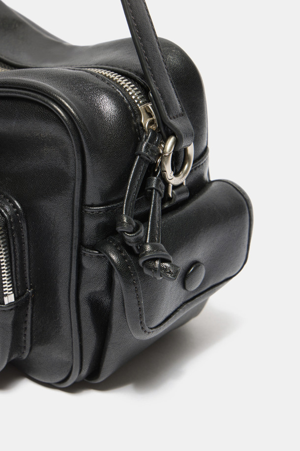 Hyper Zipper Shoulder 18 (하이퍼 지퍼 숄더 18)은 여성용 숄더/크로스/토트백으로, 캐주얼과 모던 스타일을 모두 만족시키는 가방입니다. 부드럽고 가벼운 합성가죽 소재에 무지 패턴, 사각 형태와 미디엄 사이즈로 제작되었으며, 자연스러운 주름 실루엣이 특징입니다. 지퍼 잠금 방식과 멀티 포켓 스타일, 탈부착 및 길이 조절 가능한 스트랩을 통해 실용성을 높였습니다. 넉넉한 수납공간(메인 포켓 1개, 앞면 지퍼 포켓 1개, 내부 오픈 포켓 1개, 물병 홀더 1개)으로 일상생활에서 편리하게 사용할 수 있습니다. 블랙과 실버 두 가지 색상으로 만나보세요.
