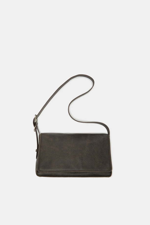 Due 숄더 33은 여성 고객을 위한 미디엄 사이즈의 사각 숄더백입니다. 부드러운 소가죽 소재에 버클 장식으로 포인트를 주어 클래식, 미니멀, 시크 스타일을 연출합니다. 내부에는 13인치 디바이스 수납이 가능하며, 오피스 포켓이 있어 실용성을 더했습니다. 2-way 착용이 가능하며, 조절 가능한 숄더 스트랩과 빈티지 텍스처, 매트 실버 하드웨어, 오버랩 프론트 플랩 디자인이 특징입니다. 오피스룩, 비즈니스 캐주얼, 모임룩에 잘 어울립니다.
