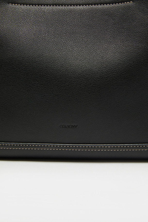 세느 이지 숄더 35는 여성용 가방으로, 미니멀한 스타일을 추구하는 분들을 위한 제품입니다. 라미네이트 가죽, 혼방 원단, 필름코팅 천연가죽 소재를 사용하여 부드러운 촉감과 스크래치 방지 기능을 갖췄습니다. 실버 하드웨어와 무지 패턴이 조화롭게 어우러져, 출근룩과 모임룩에 모두 잘 어울립니다. 15인치 노트북 수납이 가능하고, 숄더백과 크로스백으로 활용할 수 있으며, D링 디자인 장식과 형태 유지 기능이 특징입니다. 내부 포켓 1개와 외부 포켓 1개, 분리형 내부 보드가 있어 실용성을 더했습니다.
