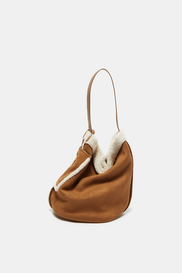 Haru 숄더 24 Fur는 여성용 숄더백으로, 캐주얼하고 미니멀한 스타일을 연출합니다. 실버 컬러의 양면 인조가죽과 퍼 소재로 제작되었으며, 미디엄 사이즈의 반원 모양 디자인이 특징입니다. 슬림한 디자인에 13인치 아이패드/태블릿 수납이 가능하며, 2-way 스타일링으로 다양한 연출이 가능합니다. 가을, 겨울 시즌에 어울리는 이 가방은 무지 디자인에 퍼 장식이 포인트이며, 1개의 포켓과 실버 하드웨어로 실용성을 더했습니다. 일상에서 편안하게 사용할 수 있는 숄더백입니다.
