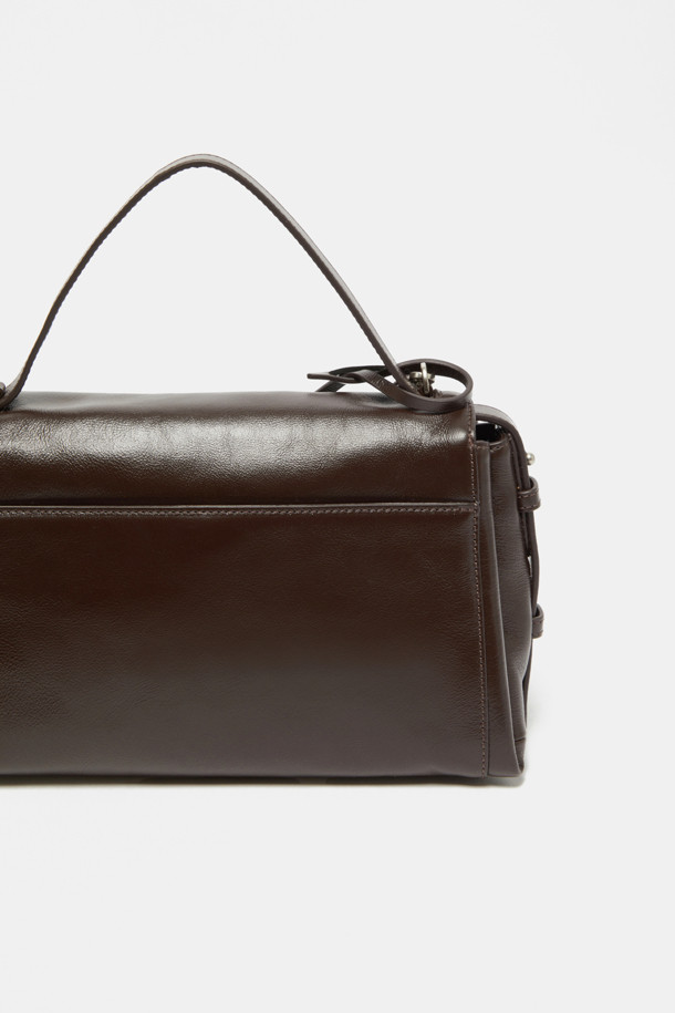 페르미에 토트 27은 부드러운 소가죽과 스웨이드 소재의 조화가 돋보이는 여성 토트백입니다. 브라운 컬러의 무지 디자인에 스크류 장식으로 포인트를 더했으며, 미디엄 사이즈로 일상, 출근룩, 모임룩 등 다양한 TPO에 활용하기 좋습니다. 3단 수납공간, 내부 지퍼 포켓, 오픈 포켓, 외부 백 포켓으로 실용성을 높였으며, 자석형 잠금 방식으로 편리함을 더했습니다. 탈부착 및 길이 조절 가능한 크로스 스트랩을 통해 토트, 숄더, 크로스 3가지 스타일로 연출 가능하며, 사용할수록 자연스러운 멋을 더해줍니다.
