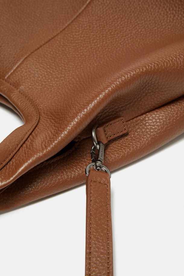 세느 토트 30(Seine Tote 30)은 부드러운 소가죽 소재의 미디엄 사이즈 토트백입니다. 블랙, 브라운, 커스터드 3가지 색상으로 출시되어, 시크하고 미니멀한 스타일을 연출합니다. 3-way 컨버터블 디자인으로, 내장 스트랩과 탈부착 가능한 크로스바디 스트랩을 활용해 다양한 연출이 가능하며, 3개의 수납공간과 중앙 분리 수납공간, 내부 포켓 1개로 실용성을 더했습니다. 출근룩, 모임룩 등 TPO에 맞춰 클래식하게 활용하기 좋으며, 가죽 특유의 자연스러운 질감과 시간이 지날수록 생기는 패티나가 멋을 더합니다.
