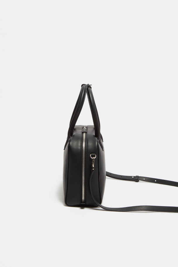 Due Tote 29 (Laminated Leather)는 부드러운 스웨이드와 라미네이티드 레더 소재에 실버 하드웨어 장식이 더해진 여성용 토트백입니다. 다크브라운, 블랙, 브라운 3가지 색상으로 출시되었으며, 29cm 미디엄 사이즈의 사각형 디자인으로 2-way 지퍼 클로저, 탈부착 가능한 스트랩, 3-way 스타일링이 가능합니다. 내부에는 2개의 오픈 포켓, 1개의 지퍼 포켓, 외부에는 1개의 백 오픈 포켓이 있으며, 11인치 디바이스 수납이 가능합니다.
