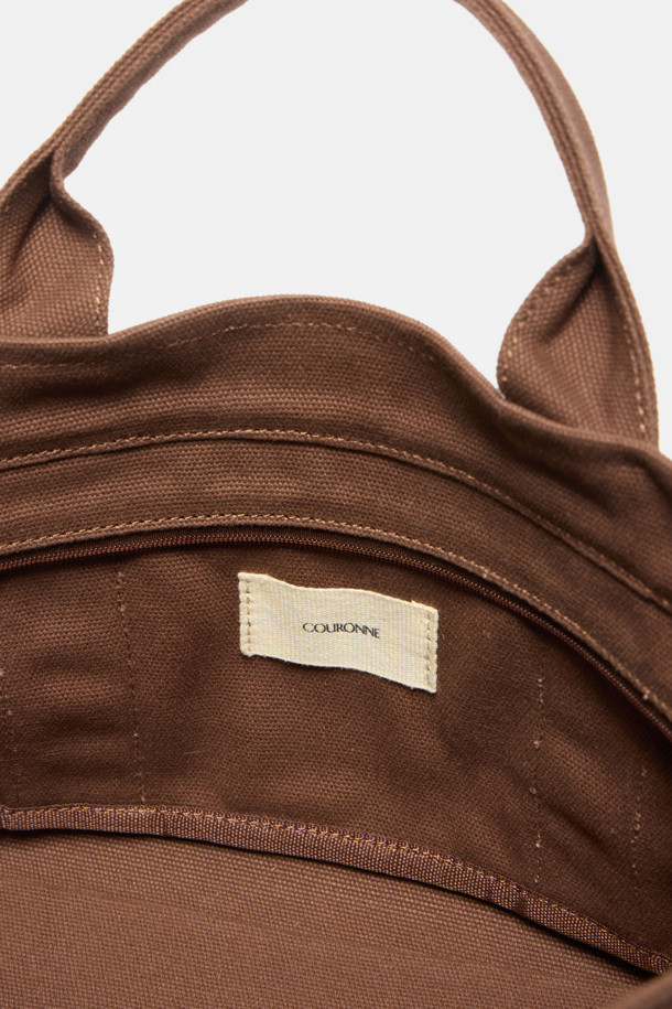 시느 이지 토트 38 캔버스 가방은 여성용 토트백입니다. 캔버스 소재에 실버 하드웨어와 로고 자수 디테일이 돋보이며, 38 사이즈로 넉넉한 수납공간을 제공합니다. 내부에는 탈부착 가능한 보드와 앞뒤 포켓, 내부 수납공간이 있어 실용성을 높였습니다. 지퍼형 잠금 방식으로 소지품을 안전하게 보호하며, 쇼핑룩, 출근룩 등 캐주얼, 미니멀, 클래식 스타일 모두에 잘 어울립니다.
