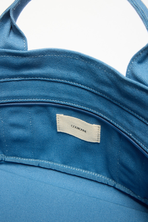 세인 이지 토트 38 캔버스 토트백은 여성용 미디엄 사이즈 가방입니다. 블루 컬러의 무지 캔버스 소재로 제작되었으며, 로고 자수 디테일이 돋보입니다. 사각형 디자인에 지퍼형 잠금 방식으로 소지품을 안전하게 보관할 수 있으며, 앞뒤 포켓과 탈부착 이너백, 실버 하드웨어가 실용성을 더합니다. 쇼핑, 카페, 출근 등 다양한 TPO에 클래식, 미니멀, 캐주얼 스타일로 연출할 수 있는 타임리스 시크 디자인의 토트백입니다.
