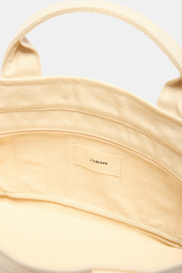 세인 이지 토트 38 캔버스 가방은 여성분들을 위한 데일리 토트백입니다. 넉넉한 수납공간과 탈부착 가능한 이너패널이 있어 실용적인 사용이 가능하며, 앞뒤 포켓으로 소지품 정리에 용이합니다. 가볍고 튼튼한 캔버스 소재에 자수 로고가 포인트로 디자인되었으며, 실버 하드웨어와 지퍼형 잠금 방식으로 세련됨을 더했습니다. 쇼핑룩이나 산책룩과 같은 캐주얼, 미니멀, 클래식 스타일의 코디에 잘 어울립니다. 26 사이즈의 사각형 토트백으로, 데일리 가방으로 활용하기 좋습니다.
