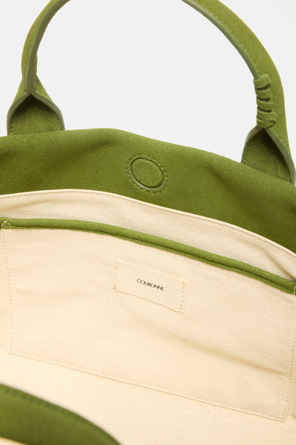 세느 이지 토트 45 스웨이드는 미니멀하고 베이직한 스타일의 여성용 토트백입니다. 부드러운 그린 컬러의 스웨이드 소재로 제작되었으며, 미디엄 사이즈의 사각 쉐입으로 넉넉한 수납 공간을 제공합니다. 13인치 아이패드 수납이 가능하며, 분리형 내부 보드와 내부 우측 포켓이 있어 소지품을 효율적으로 정리할 수 있습니다. 오픈형 디자인으로 편리하게 사용할 수 있으며, 일상에서 활용하기 좋은 실용적인 가방입니다.
