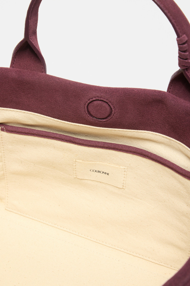 Seine Easy Tote 45 스웨이드 토트백은 부드러운 스웨이드 소재로 제작되어 고급스러운 룩을 연출합니다. 13인치 태블릿/아이패드 수납이 가능하며, 내부 분리 보드와 우측 포켓으로 실용성을 더했습니다. 미니멀하고 모던한 스타일로 출근룩, 모임룩 등 다양한 TPO에 활용할 수 있습니다. 넉넉한 수납공간과 사각 디자인은 시크하고 클래식한 스타일을 완성합니다. 일상에서 편안하게 사용할 수 있는 여성 토트백입니다.
