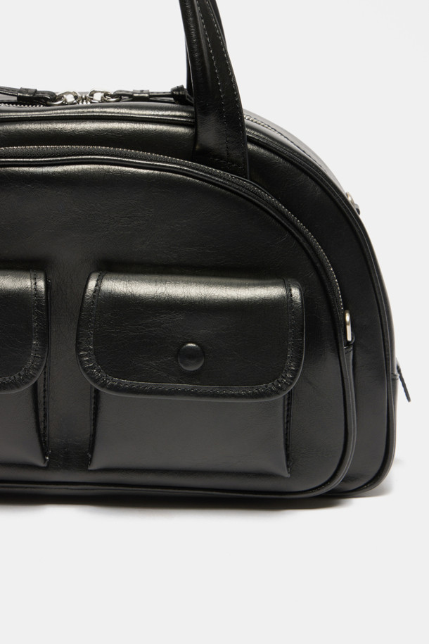 Buttony Tote 33 (버터니 토트 33)은 여성용 가방으로, 미디엄 사이즈의 블랙 컬러 가죽 토트백입니다. 클래식하고 미니멀한 스타일을 추구하며, 시크한 분위기를 연출합니다. 사각형 모양에 버클 디테일로 포인트를 주었으며, 손잡이와 숄더 스트랩이 있어 다양한 연출이 가능합니다. 오피스룩, 비즈니스 캐주얼, 모임룩 등 TPO에 맞춰 활용할 수 있는 실용적인 가방입니다. 버클형 잠금 방식으로 소지품을 안전하게 보관할 수 있습니다.
