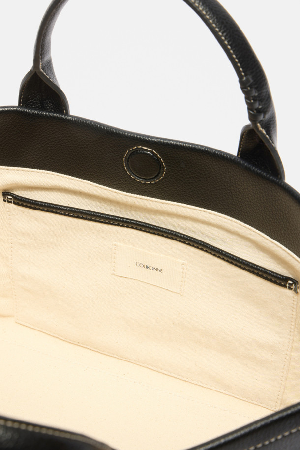 세느 이지 토트 45는 여성스러운 스타일을 강조하는 미디엄 사이즈의 블랙 토트백입니다. 방수 기능을 갖춘 가볍고 실용적인 합성가죽 소재로 제작되어 출근룩, 오피스룩, 쇼핑룩 등 다양한 TPO에 활용하기 좋습니다. 13인치 아이패드 수납이 가능하며, 내부 수납공간과 탈부착 가능한 내부 보드를 통해 수납력을 높였습니다. 미니멀, 클래식, 시크한 스타일을 즐겨 입는 분들에게 적합한 사각 디자인의 토트백입니다.
