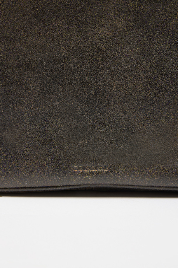 Buttony Tote 33 (버터니 토트 33)은 여성용 가방으로, 미디엄 사이즈의 블랙 가죽 토트백입니다. 심플한 무지 디자인에 버튼 장식이 포인트로 더해져 클래식, 미니멀, 시크한 스타일을 연출합니다. 숄더 스트랩과 손잡이가 있어 다양한 방식으로 활용 가능하며, 사각 형태로 제작되어 넉넉한 수납공간을 제공합니다. 오피스룩, 출근룩, 모임룩 등 다양한 TPO에 잘 어울리는 데일리 가방으로, 버튼형 잠금 방식으로 소지품을 안전하게 보관할 수 있습니다. Buttony Tote 33 시리즈는 당신의 세련된 스타일을 완성해 줄 것입니다.
