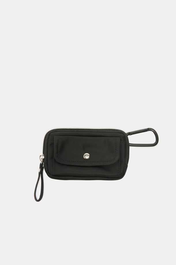 Mova(모바) 브리프케이스 41은 남녀 모두 사용할 수 있는 미디엄 사이즈의 사각 브리프케이스입니다. 방수 기능의 블랙 나일론 소재로 제작되었으며, 미니멀, 클래식, 시크한 스타일을 연출합니다. 15인치 노트북 수납이 가능하며, 3개의 독립적인 지퍼 포켓, 뒷면 마그네틱 포켓, 내부 3개의 오픈 포켓, 분리형 및 측면 미니 파우치 등 넉넉한 수납공간을 제공합니다. 실버 컬러 하드웨어와 지퍼형, 마그네틱형 잠금 방식으로 비즈니스 캐주얼, 출근룩, 해외 출장룩에 잘 어울리는 실용적인 아이템입니다.
