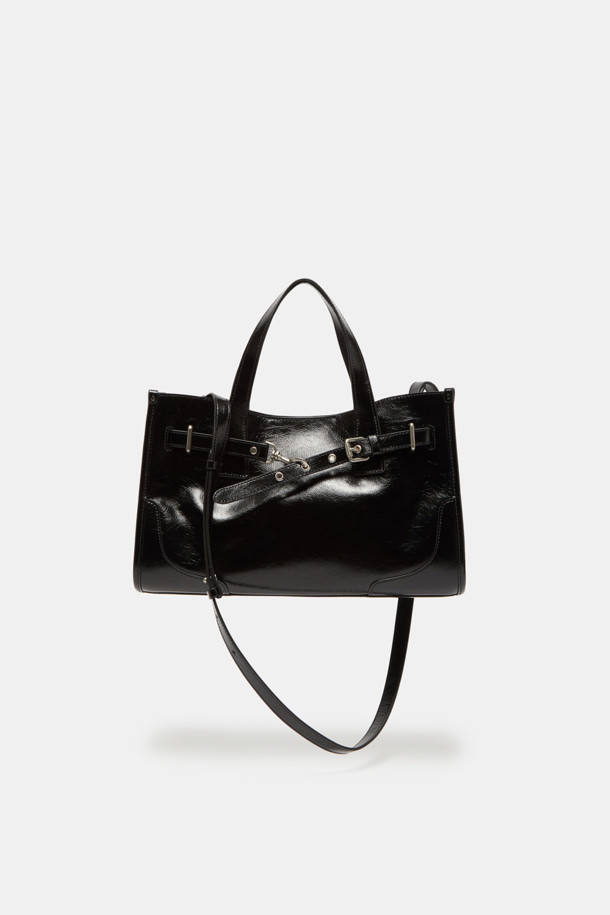 페르미에 데이 토트 35는 여성용 토트백으로, 글로시 소재의 미디엄 사이즈 사각 가방입니다. 블랙 컬러에 버클과 스트랩 디자인으로 시크하고 클래식한 스타일을 연출합니다. 3-way 착용이 가능하며, 탈부착 및 조절 가능한 스트랩, 내부 포켓으로 실용성을 높였습니다. 11인치 디바이스 수납이 가능하여 오피스룩, 모임룩, 비즈니스 캐주얼 등 다양한 TPO에 믹스매치하기 좋습니다.
