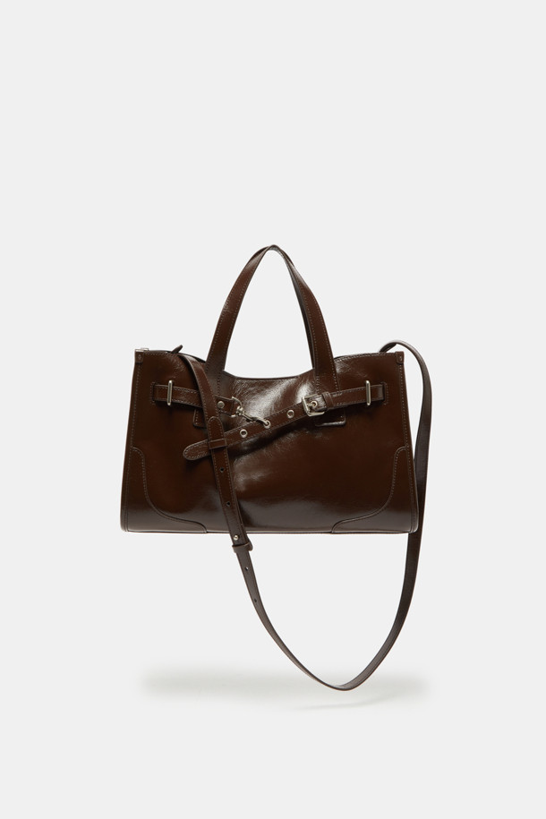 Fermier Day 토트 35는 여성용 토트백으로, 브라운 컬러의 합성가죽 소재로 제작되었습니다. 미디엄 사이즈의 무지 디자인에 버클과 스트랩으로 포인트를 주어 클래식하고 미니멀한 스타일을 연출합니다. 탈부착 가능한 스트랩과 넉넉한 수납공간, 11인치 아이패드 수납이 가능한 실용적인 내부 설계가 돋보입니다. 사각 형태에 광택 마감 처리로 세련됨을 더했으며, 3가지 방식으로 착용 가능하여 오피스룩과 데일리룩에 모두 잘 어울립니다. 버클형 잠금 방식으로 소지품을 안전하게 보관할 수 있습니다.
