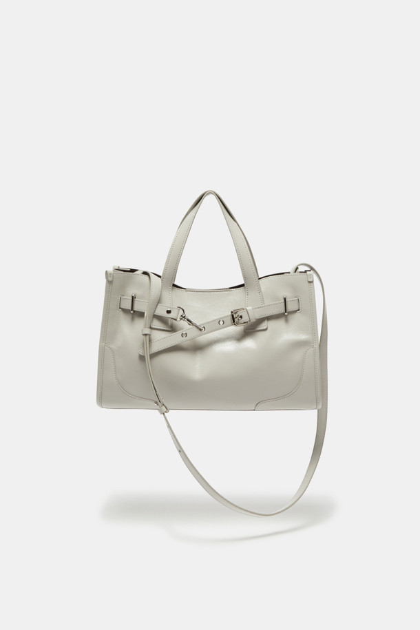 페르미에 데이 토트 35는 여성의 오피스룩, 출근룩, 모임룩에 잘 어울리는 클래식, 미니멀, 시크 스타일의 토트백입니다. 글로시 소재의 미디엄 사이즈 사각 토트백으로, 버클과 실버 하드웨어 장식이 돋보입니다. 토트, 숄더, 크로스 3-way 착용이 가능하며, 11인치 디바이스 수납과 넉넉한 내부 공간을 제공하여 실용성을 높였습니다. 내부 포켓과 탈부착 스트랩이 있어 편리하며, 포멀과 캐주얼 모두 소화 가능한 데일리 아이템입니다.
