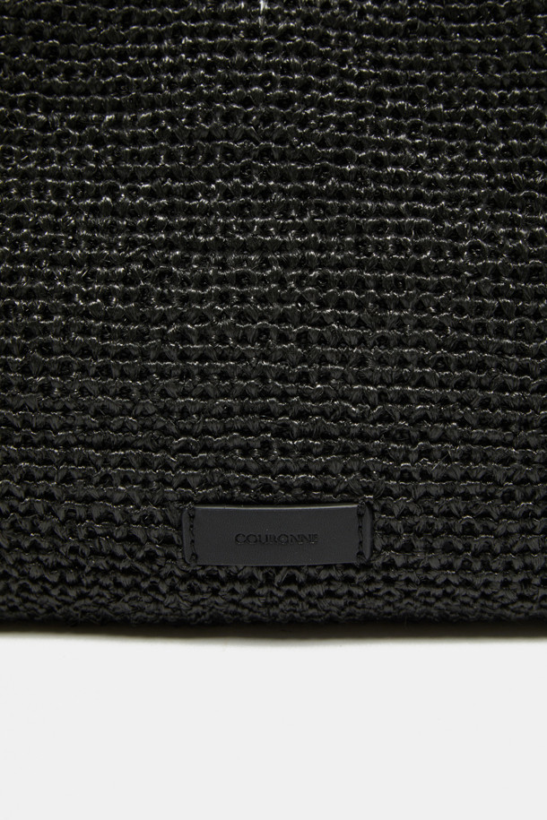 세느 토트 30 라피아는 여성용 가방으로, 은은한 실버 컬러의 라피아 소재와 합성가죽의 조화가 돋보이는 제품입니다. 콤팩트한 사이즈에 무지 패턴으로 어떤 스타일에도 잘 어울리며, 사각 형태의 디자인과 실버 하드웨어 장식이 세련됨을 더합니다. 가볍고 방수, 생활 방수가 가능하며, 2-way 착용 방식으로 실용성을 높였습니다. 내부 포켓이 있어 수납력을 높였으며, 부드럽고 유연한 소재, 넉넉한 밑면, 뛰어난 수납력, 그리고 내구성이 강화되어 튼튼하게 오래 사용할 수 있습니다. 여름 휴가룩, 리조트룩, 바캉스룩에 매치하여 미니멀, 리조트, 클래식 스타일을 연출해보세요.
