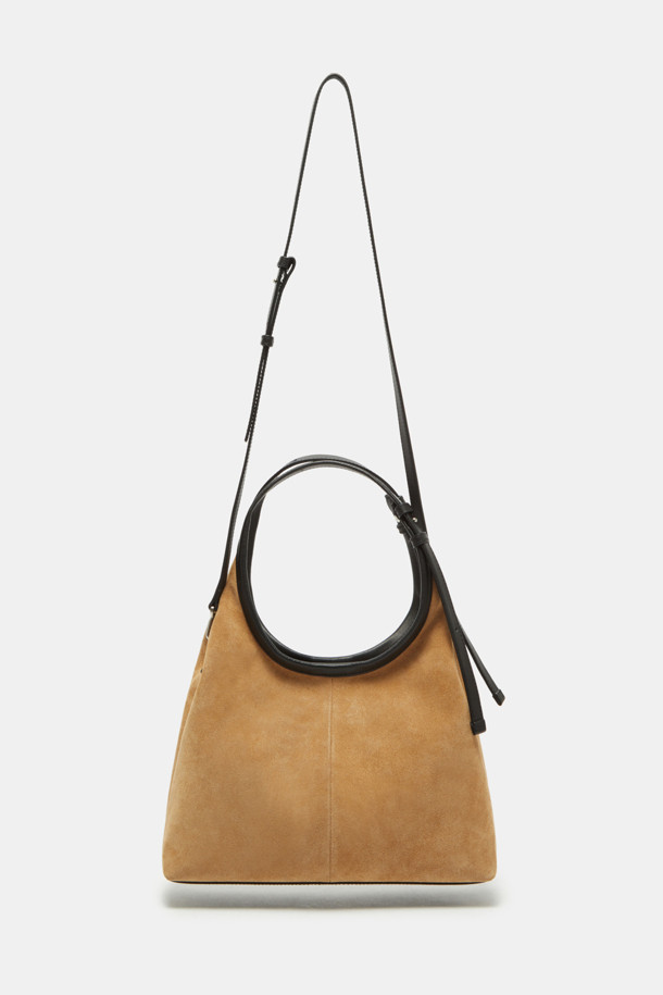 세느 토트 30 스웨이드는 미니멀하고 클래식한 스타일을 추구하는 여성들을 위한 가방입니다. 부드러운 스웨이드 소재와 반원 형태의 디자인이 특징이며, 브라운과 블랙 두 가지 색상으로 만나볼 수 있습니다. 30 사이즈의 미디엄 토트백으로, 지퍼형 잠금 방식으로 소지품을 안전하게 보관할 수 있습니다. 출근룩, 오피스룩, 모임룩 등 다양한 TPO에 활용 가능한 데일리 아이템입니다. 세련된 디자인은 시크한 무드를 연출합니다.
