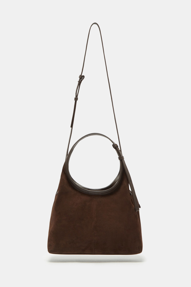 세느 토트 30 스웨이드는 여성스러운 데이트룩, 모임룩에 어울리는 가방입니다. 부드러운 스웨이드 소재와 브라운 색상이 클래식하고 미니멀하며 시크한 분위기를 연출합니다. 미디엄 사이즈에 반원 모양으로 디자인되어 있으며, 숄더 스트랩으로 편안하게 착용할 수 있습니다. 무지 디자인에 오픈형 잠금 방식으로, 소지품을 쉽게 넣고 꺼낼 수 있습니다. 일상생활에서 세련되게 스타일링하기 좋은 토트백입니다.
